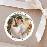 Elegante Foto-Gastgeschenk Hochzeit Runder Aufkleber<br><div class="desc">Elegante Braut und Groom Couple Foto Gastgeschenk Hochzeit Klassischer Rundaufkleber</div>
