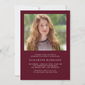 Elegante Foto Script Burgundy Graduation Party Einladung (Rückseite)