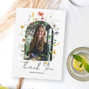 Elegante Fotokarte mit Blumenbogen zur Graduierung Einladung