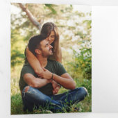 Elegante Fotos, die die Datumskarte hochhalten Dreifach Gefaltete Einladung (Innen Erste Seite)