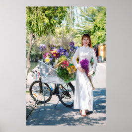 Elegante Frau mit Fahrrad und Blume in der Natur Poster