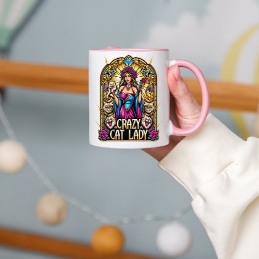 Elegante Frauen, die Kätzchen mit Katzen in der Um Tasse