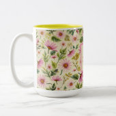 Elegante Frühlingsblumen mit Monogramm Zweifarbige Tasse (Links)
