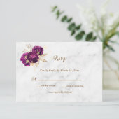 Elegante Fuchsia Floral Gold Marmorhochzeit RSVP Karte (Stehend Vorderseite)
