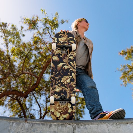 Elegante Fusion: Schwarze und goldene Blume Flämis Skateboard (Außen 1)