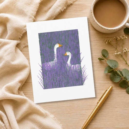 Elegante Gans in einem Lavendelgarten Kunstpostkar Postkarte