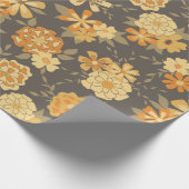 Elegante, gelbe, orangefarbene Blume auf Braun Geschenkpapier (Ecke)