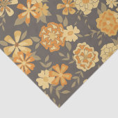 Elegante, gelbe, orangefarbene Blume auf Braun Seidenpapier (Detail)