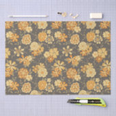 Elegante, gelbe, orangefarbene Blume auf Braun Seidenpapier (Handwerk)