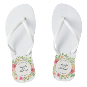 Elegante gerade verheiratete Hochzeit drehen Badesandalen