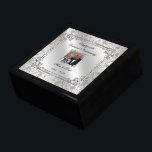 Elegante Geschenkboxen zum 60. Hochzeitstag Foto<br><div class="desc">Ein Digitalbcon-Bilddesign mit glänzenden Diamant- und Silberfarben-Themen mit einer Vielzahl von Sonderbildern, Formen, Mustern, Stilen und Schriftart in dieser einzigartigen Geschenkboxen zum "Diamond Wedding Anniversary"-Foto. Dieses farbenprächtige und elegante Design ist mit individuell anpassbaren Foto-Einfügemitteln und Textschreibungen zum Anzug Ihres eigenen besonderen Anlasses und ist sicher, das perfekte Geschenk für das...</div>