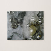 Elegante Glasbälle auf einem silbernen Sockel Puzzle (Horizontal)