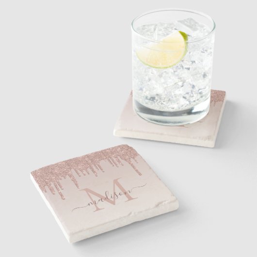 Elegante Glitzer Tropfen Rose Gold Monogram Script Steinuntersetzer (Seitenansicht)