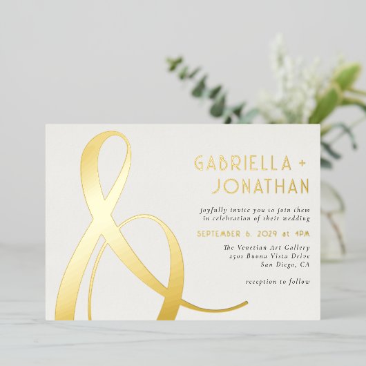 Elegante Gold Ampersand Smaragdgrüne Creme Hochzei Folieneinladung (Stehend vorne)
