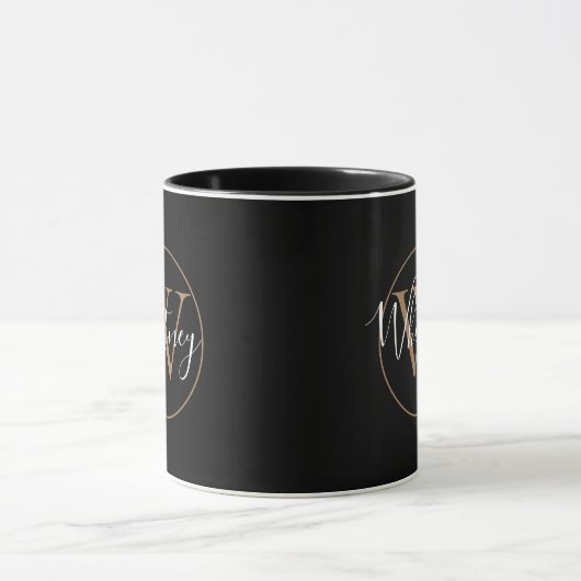 Elegante Gold Black Script Monogram Name Tasse (Zentrum)