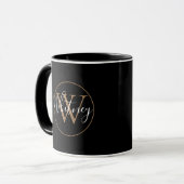 Elegante Gold Black Script Monogram Name Tasse (Vorderseite Links)