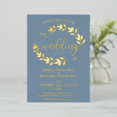 Elegante Gold Blätter auf Dusty Blue Classy Weddin Folieneinladung (Stehend vorne)