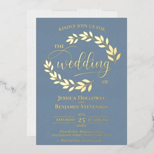 Elegante Gold Blätter auf Dusty Blue Classy Weddin Folieneinladung (Briefumschlag)