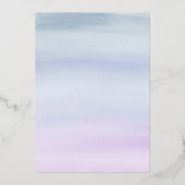 Elegante Gold Blätter auf Dusty Blue & Lilac Weddi Folieneinladung (Rückseite)