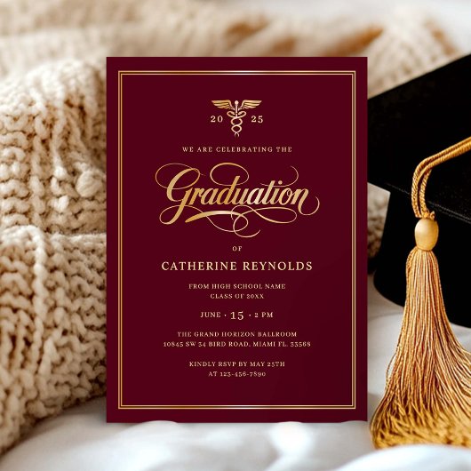 Elegante Gold Burgundy Medical Graduation Party Einladung