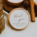 Elegante Gold Calligraphy Danke Gastgeschenk Hochz Runder Aufkleber<br><div class="desc">Diese edle Goldkalligraphie ist dank der Gastgeschenk Hochzeit-Aufkleber perfekt für eine einfache Hochzeit. Das neutrale Design zeichnet sich durch einen minimalistischen Aufkleber aus, der mit romantischen und skurrilen Imitaten mit Goldfolien-Typografie dekoriert ist. Personalisieren Sie die Aufkleber mit Ihren Namen, dem Ereignis (falls zutreffend) und dem Datum. Diese Aufkleber können für...</div>