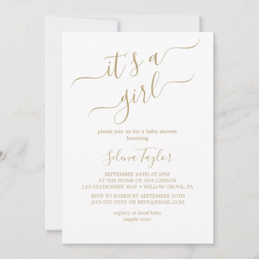 Elegante Gold Calligraphy | Es ist eine Girl Baby Einladung (Vorderseite)