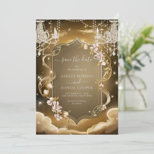 Elegante Gold Crystals Chandelier Save the Date Einladung (Stehend Vorderseite)