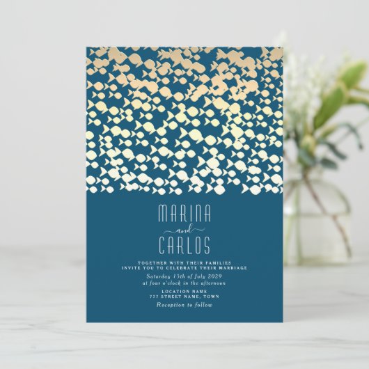 Elegante Gold Fish Pattern Beach Hochzeit Einladun Einladung (Stehend Vorderseite)