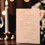 Elegante Gold Floral Frills auf Coral Peach Weddin Folieneinladung<br><div class="desc">Diese elegante Hochzeitseinladung beinhaltet echten Foliendruck auf einem blassorangen oder korallenpfirsichfarbenen Hintergrund. Das wunderschöne Design hat extravagante Schriftzeichen mit zartem Blumengeschmack und Wirbel in den Ecken. Stilvoll, elegant, raffiniert und elegant, ist diese Einladung extravagant und glänzend. Eine wunderschöne und elegante Art, Freunde und Familie zu einem unvergesslichen Erlebnis zu einladen....</div>