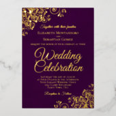 Elegante Gold Floral Frills auf Plum Lila Wedding Folieneinladung (Vorderseite)