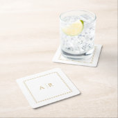 Elegante Gold Frame and Initials Gastgeschenk Hoch Rechteckiger Pappuntersetzer (Vor Ort)