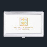 Elegante Gold griechischer Schlüsseldesigner Weiß Visitenkarten Etui<br><div class="desc">Koordiniert bis 12.01 Uhr mit dem eleganten goldenen griechischen Innenarchitekten White Business Card Template. Ein Imitat Metallisches goldgriechisches Schlüsselemblem wird mit Ihrem Namen oder Firmennamen für ein schicke Logo auf diesem personalisierten Visitenkartenhalter kombiniert. © 1201AM CREATIVE</div>