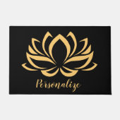 Elegante Gold Lotus Blume Zen Yoga Mit Monogramm  Fußmatte (Vorderseite)