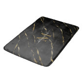 Elegante Gold Marble Monogram Calligrafy Script Badematte (Schrägansicht)