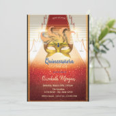 Elegante Gold Masque, Red Tepet Quinceanera Einladung (Stehend Vorderseite)