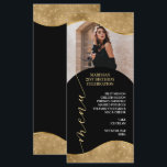 Elegante Gold-Menü-Platzkarte mit Foto Menükarte<br><div class="desc">Die Speisekarte verfügt über exquisite Goldrahmen, die Ihrem Event eine elegante Touch verleihen. Mit viel Platz, um ein Foto der Ehrenmitglieder hinzuzufügen, ist diese Karte ideal, um Ihre Feier mit einer persönlichen Touch zu versehen. Ob Hochzeit, Jubiläum, Geburtstag oder ein anderer Meilenstein, diese Karte fügt Ihrem Tischfußball eine raffinierte Touch...</div>