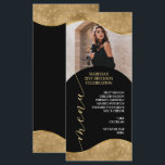 Elegante Gold-Menü-Platzkarte mit Foto Menükarte<br><div class="desc">Die Speisekarte verfügt über exquisite Goldrahmen, die Ihrem Event eine elegante Touch verleihen. Mit viel Platz, um ein Foto der Ehrenmitglieder hinzuzufügen, ist diese Karte ideal, um Ihre Feier mit einer persönlichen Touch zu versehen. Ob Hochzeit, Jubiläum, Geburtstag oder ein anderer Meilenstein, diese Karte fügt Ihrem Tischfußball eine raffinierte Touch...</div>