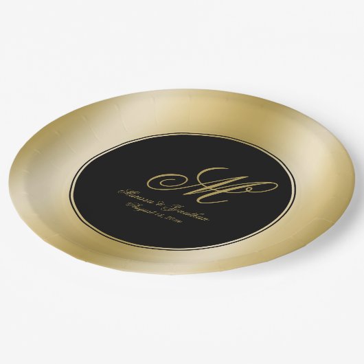 Elegante Gold Monogram Script Black Wedding Pappteller (Schrägansicht)