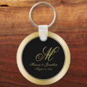 Elegante Gold Monogram Script Black Wedding Schlüsselanhänger (Vorderseite)