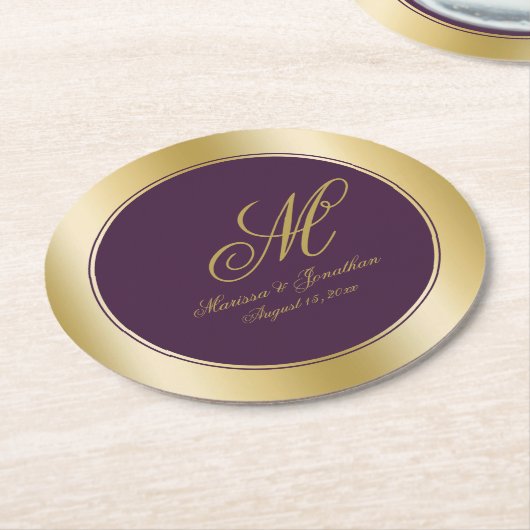 Elegante Gold Monogram Script Plum Lila Wedding Runder Pappuntersetzer (Angewinkelt)