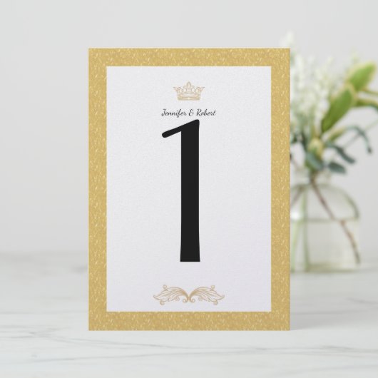 Elegante Gold Monogram Wedding Tischnummer (Stehend Vorderseite)