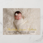 Elegante Gold Script Baby Foto Geburtsankündigung Folieneinladung (Vorderseite)