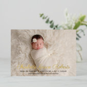Elegante Gold Script Baby Foto Geburtsankündigung Folieneinladung (Stehend vorne)