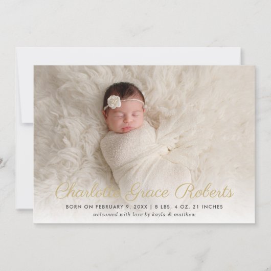 Elegante Gold Script Baby Girl Foto Birth Ankündigung (Vorderseite)