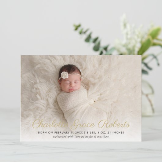 Elegante Gold Script Baby Girl Foto Birth Ankündigung (Stehend Vorderseite)