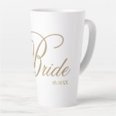 Elegante Gold Script Bride Latte Tasse (Rechte Ecke)