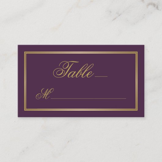 Elegante Gold Script Calligraphie auf Plum Wedding Platzkarte (Vorderseite)