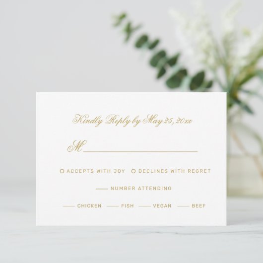 Elegante Gold Script Calligraphie auf White Weddin RSVP Karte (Stehend Vorderseite)