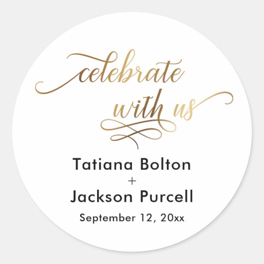Elegante Gold Script Celebrate mit Uns Hochzeit Runder Aufkleber (Vorderseite)