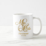 Elegante Gold Script Couple Wedding Geschenk Coffe Kaffeetasse<br><div class="desc">Elegante Gold Script Couple Hochzeitsgeschenk Coffee Tasse. Perfektes Geschenk für Ihre Lieblings-Neuvermählten oder Paare. Einfach anzupassen. Bestelle noch heute!</div>